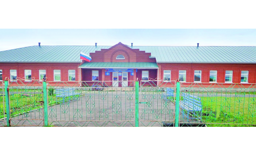 Дом пионеров и школьников в с.Большеустьикинском The House of Pioneers and Schoolchildren in Selo Bolsheustikinskoye