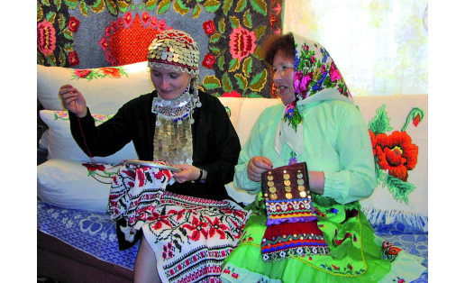 Марийские женщины за вышиванием