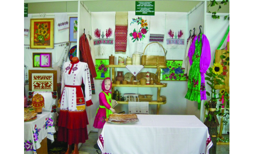Выставка марийских традиционных костюмов, утвари, изделий женского рукоделия. 2‑й съезд Ассамблеи народов РБ. Уфа, 2009