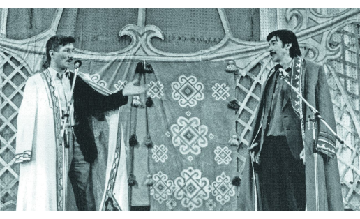 Б. Искужин и Р. Кул-Давлет на айтыше. Уфа, 1991 B. Iskuzhin and R. Kul-Davlet at aytysh contest. Ufa, 1991