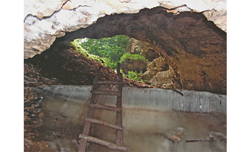 Пещера Ыласын. Привходовая часть