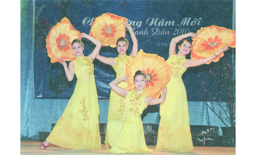 Традиционный вьетнамский танец со шляпами Traditional Vietnamese dance with hats