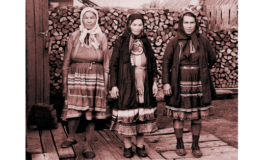 Марийские женщины в традиционной одежде (д.Малые Шиды Нуримановского р‑на, 1975)