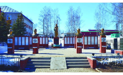Мемориал павшим в Великой Отечественной войне воинам-землякам в с.Верхние Татышлы A memorial to local soldiers who fell in the Great Patriotic War in Selo Verkhniye Tatyshly
