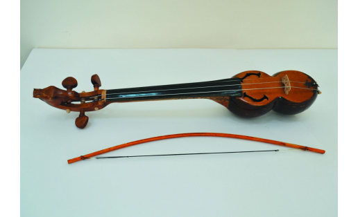 Традиционный двухструнный кыл-убыз: Traditional two-string Kyl-kubyz