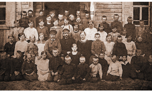 Учителя и учащиеся школы с.Сакалы‑Эстонские Белебеевского кантона БАССР. 1930