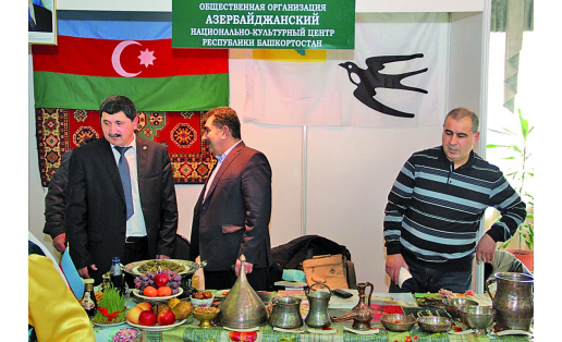 Выставка предметов азербайджанской традиционной культуры и блюд национальной кухни на Республиканском празднике “Навруз”. Уфа, 2013