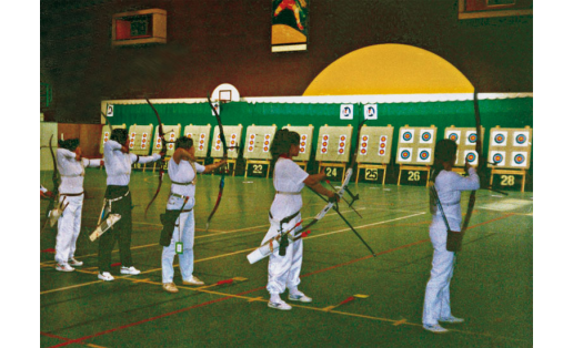 Всемирная Универсиада. Франция, 1996. В соревнованиях по стрельбе из лука выступает О.Г.Королёва (в центре).