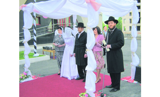 Еврейская свадьба (справа раввин Д.Кричевский). Уфа, 2008